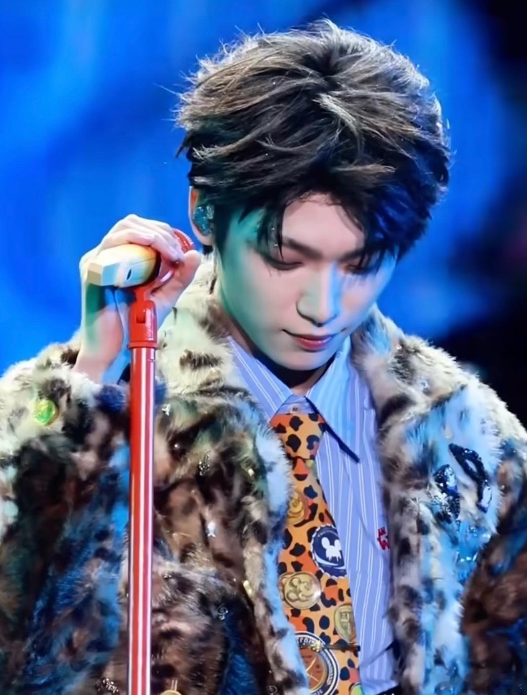 梓渝从某种意义上来说真挺牛的，一点代表作都没有还能这么火 