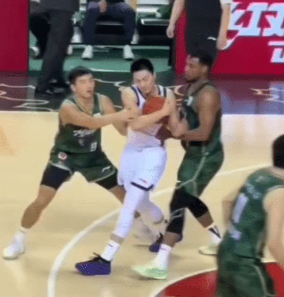 清流一股！专评广东东阳光男篮球员场上现实表现的博主。这个博主七七的观点，犹如匕首