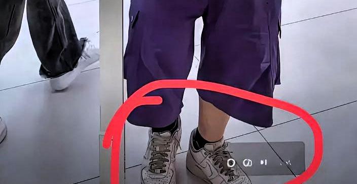 我跟你说，刷到向佑站在向佐直播间那个画面，我整个人愣了好几秒。

3000多的巴