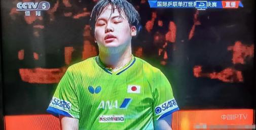 松岛辉空应该算是，目前世界乒坛上最没教养，最不讲公共礼仪的一个人。

输了球丑态