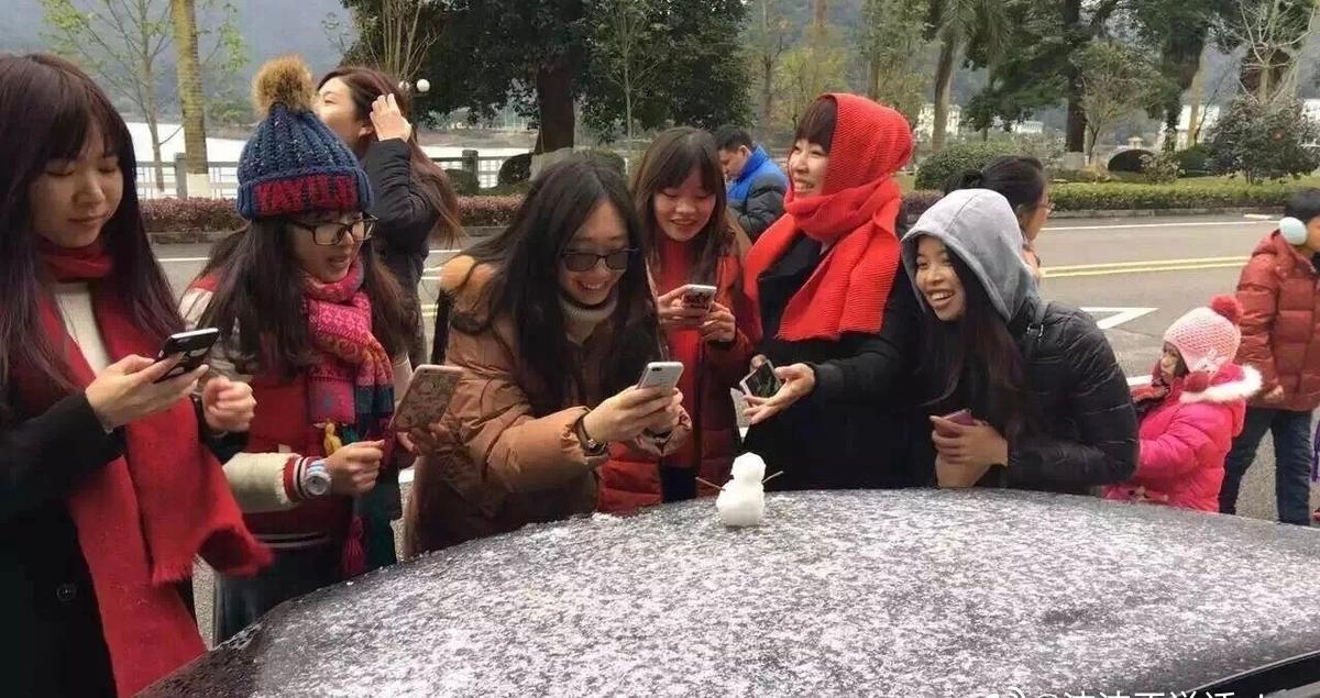 原来洛阳也有白云山
我还以为是广州白云山
不能啊，昨晚还热的开空调，怎么可能下雪