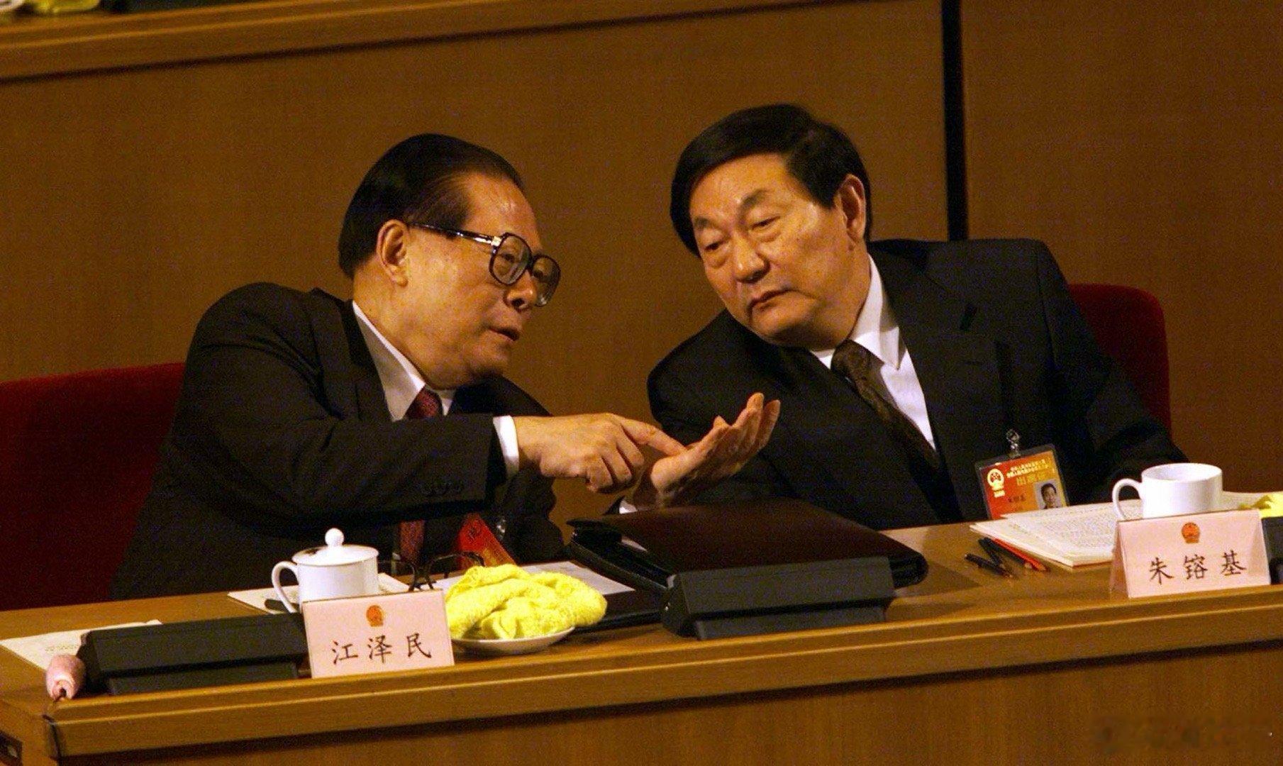 原中青报摄影记者柴继军拍摄的这组照片，让我想起了前几天在香港会展中心年度演讲的他