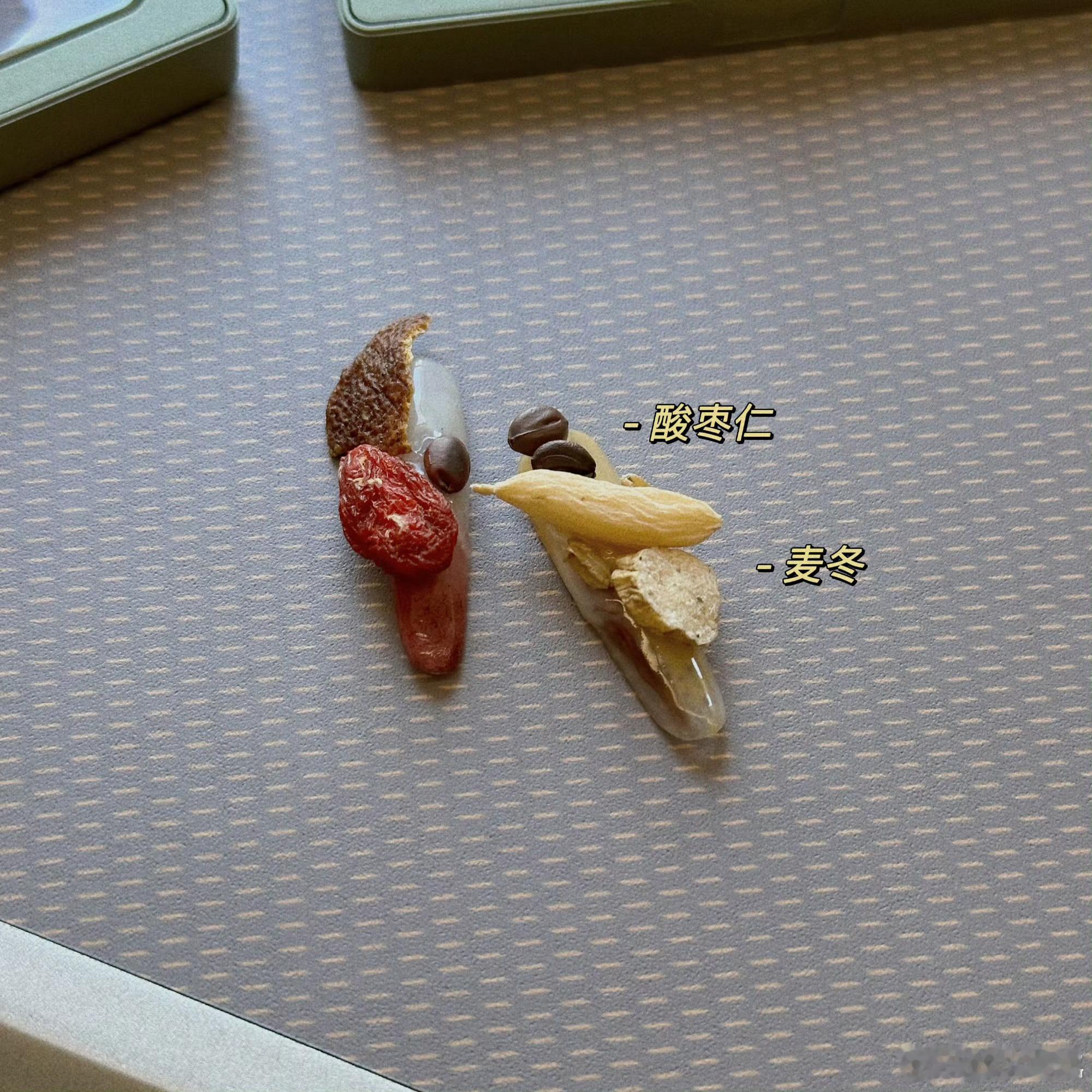 曾黎不愧是养生美女！咱就不说她怎么能把自己养的看不出岁月的痕迹，咱就是说坐个飞机