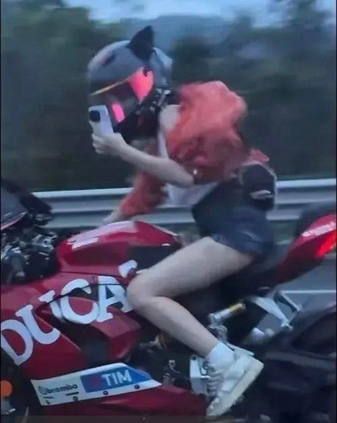 警方通报女骑手高速狂飙时速超200公里真的看傻了！高速跑到200多公里，还单手拿