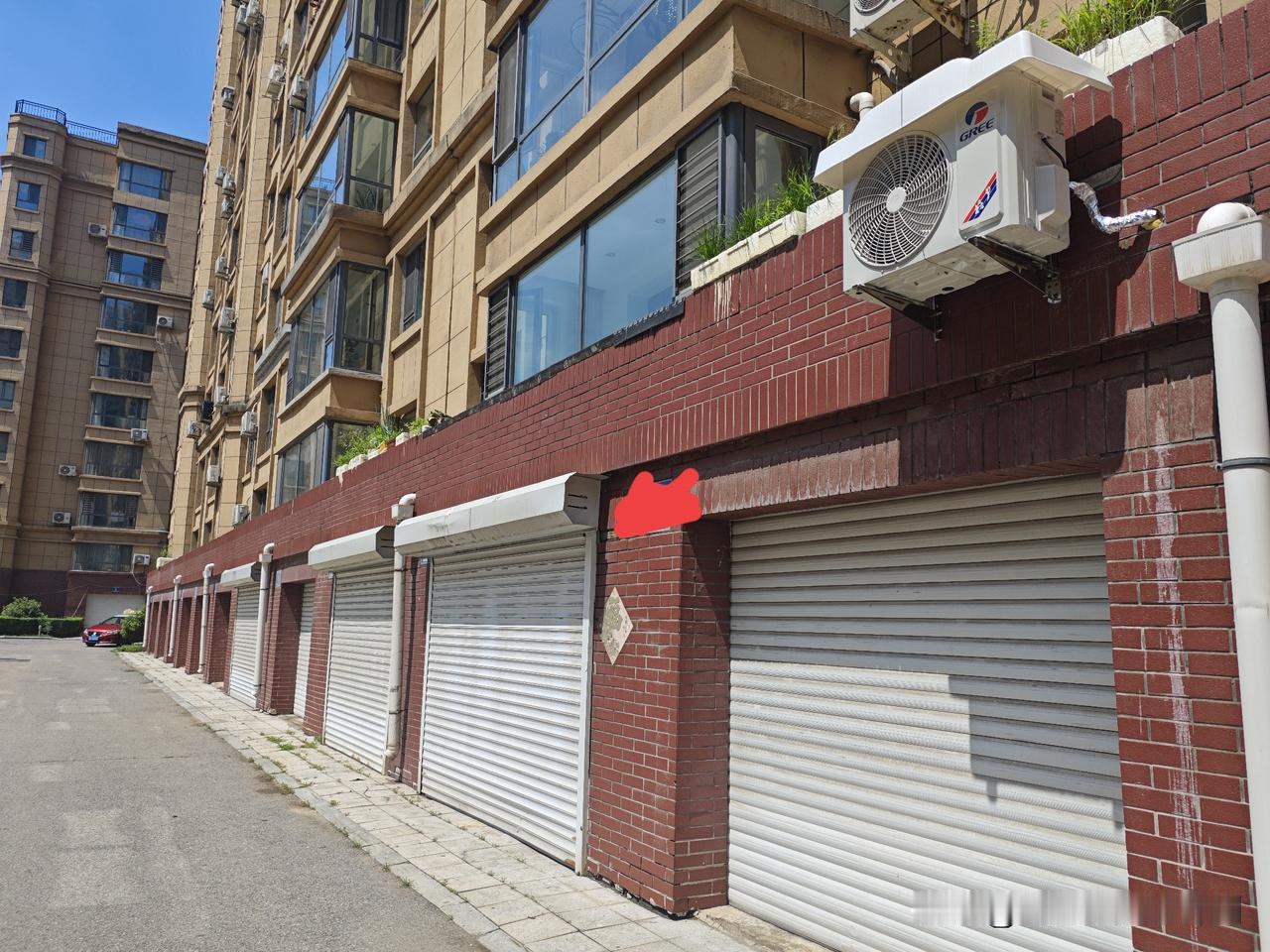 二楼在我家车库卷帘门上方安装了一个空调外机，给我家车库正常使用带来了安全隐患，现