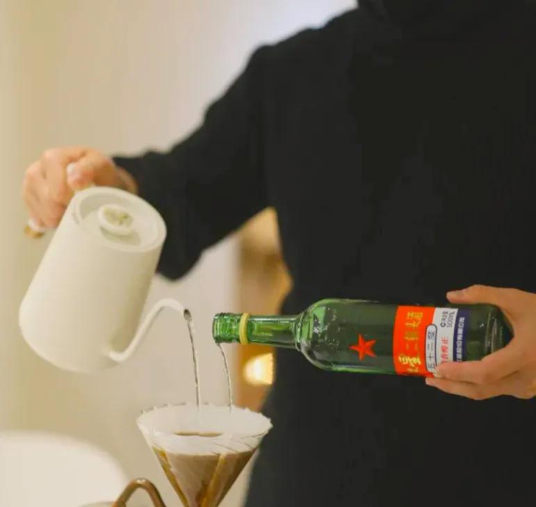 北京人喝酱香拿铁这是缺文化自信，来一杯二锅头拿铁不香吗？据说红星配蓝山味道更佳！
