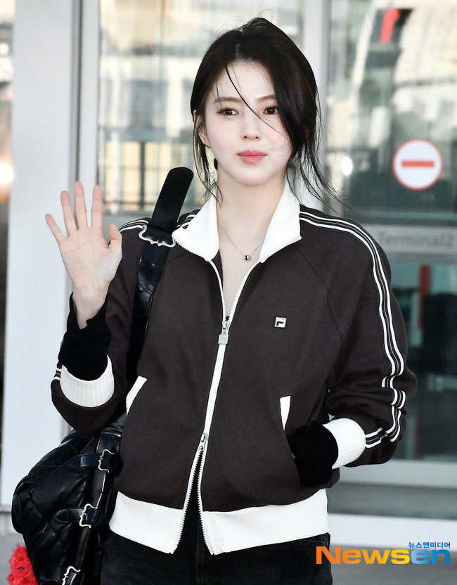 韩素希短裤高筒袜造型韩素希 初恋学姐 谁被韩素希这身造型狠狠戳中！前往米兰的造型