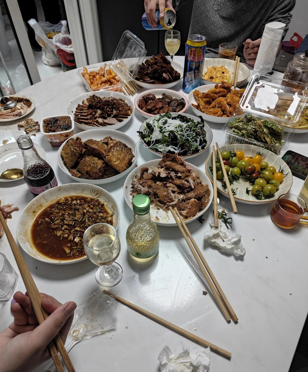 昨天提前去哥哥家发红包了，孩子们抢着磕头领红包。
提前换好零钱，五块十块的一大叠