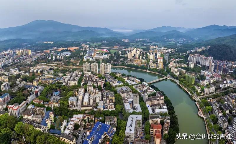 要说海南适合四季养老居住的地方，五指山市必须榜上有名！这里的空气那叫一个好，就像