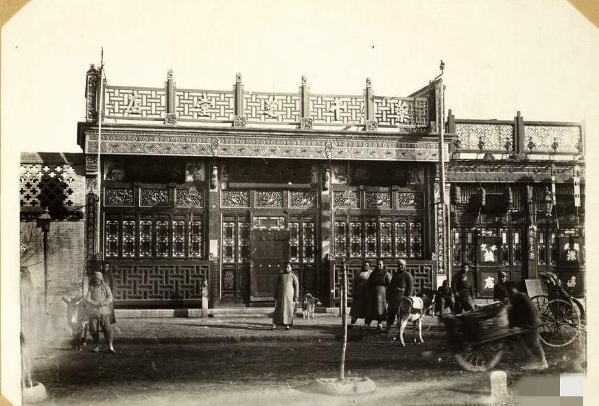 这是1900年的北京老字号药店“千芝堂”，1900年的“庚子事变”，它却由此发了