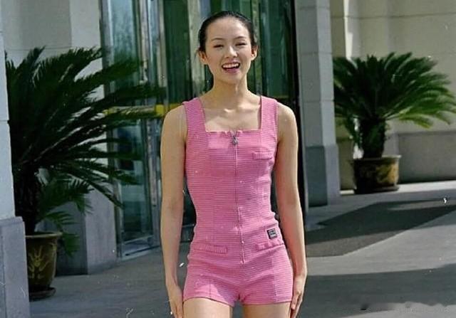 章子怡早年在中戏读书时的老照片意外火了起来。她身着一身粉色修身连体短裤，脚配黑白