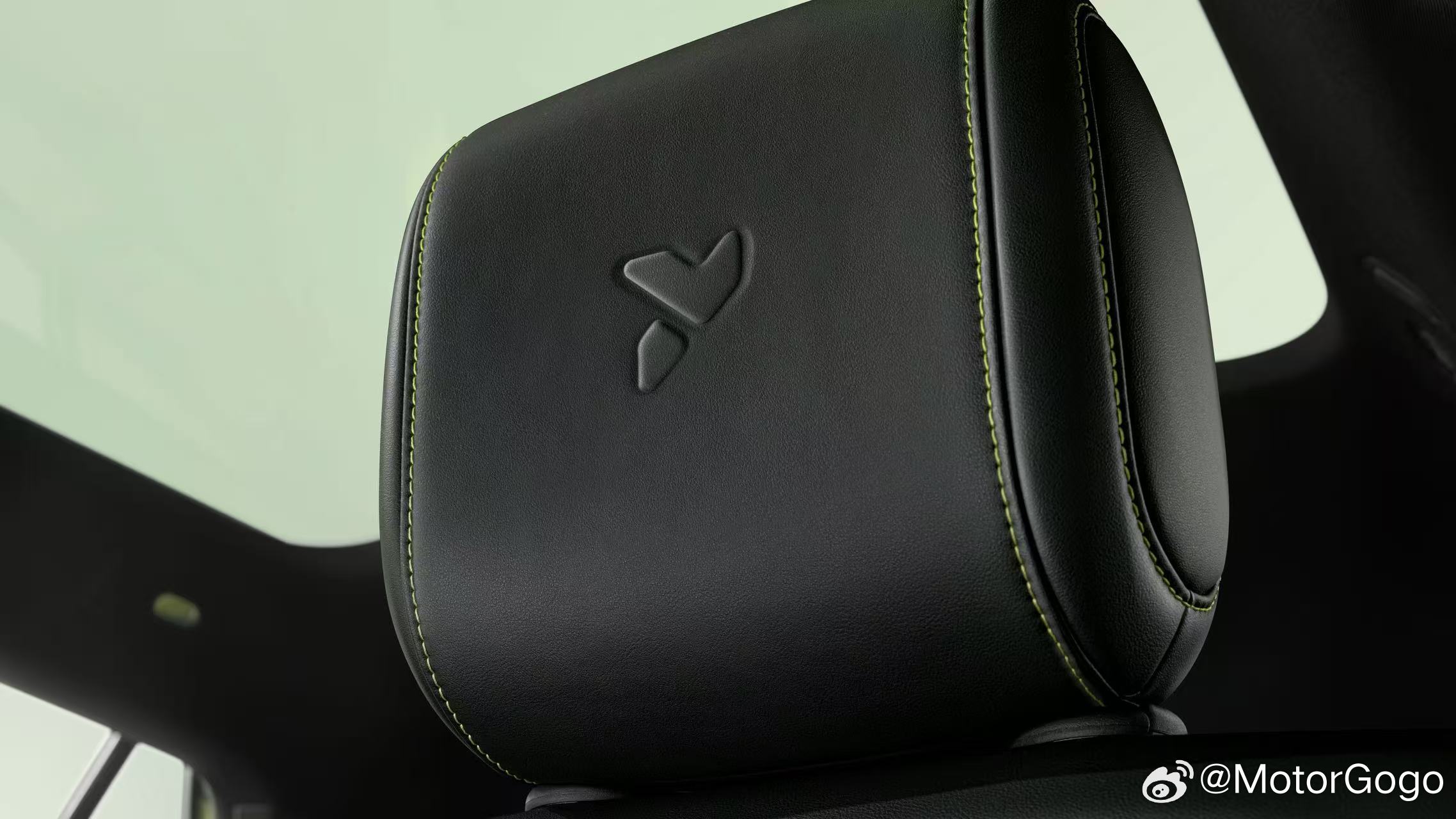 大家数数萤火虫到现在出了多少个特别限量款了？最新的这个是「千禧漫波」特别版，限量