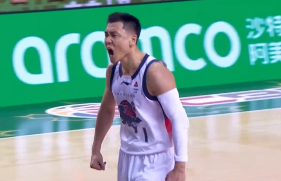 一波三连败后，迎来一波三连胜。山东高速提速了。
这场比赛，高诗岩化身钢铁侠，三分