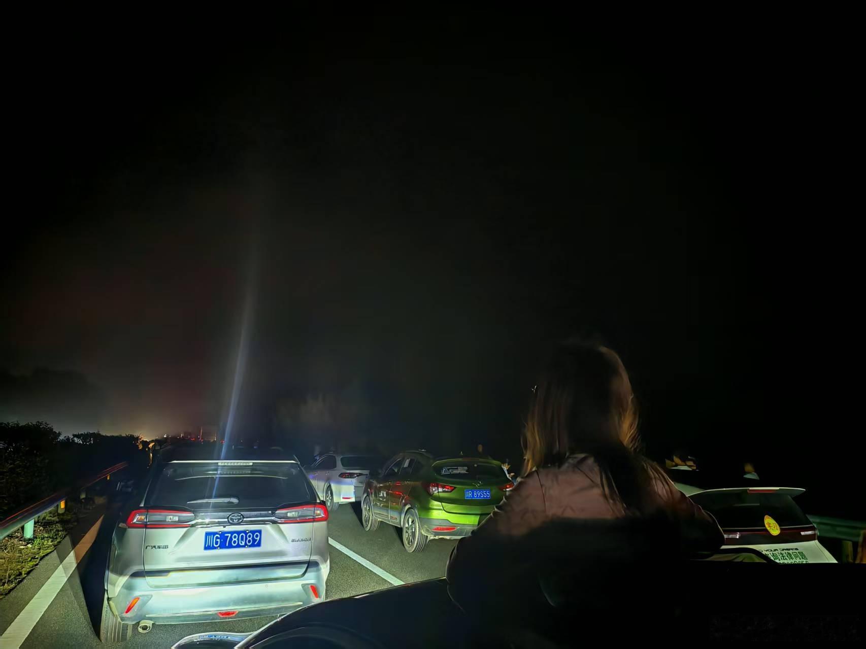 高速已经发生了堵车情况，大家把大灯都关闭了，有路传路的趋势！ ​​​