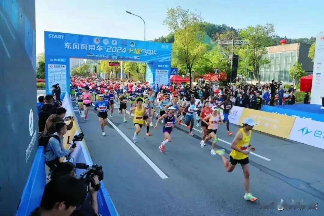 14日十堰马拉松比赛带来1.7亿元城市效益

4月14日，十堰马拉松比赛场鸣枪开