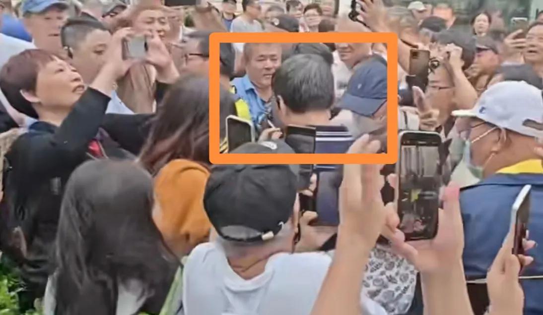 人山人海！上海爷叔被围，高喊“我是网红我不怕”
上海爷叔被人团团围住，被问及“牛