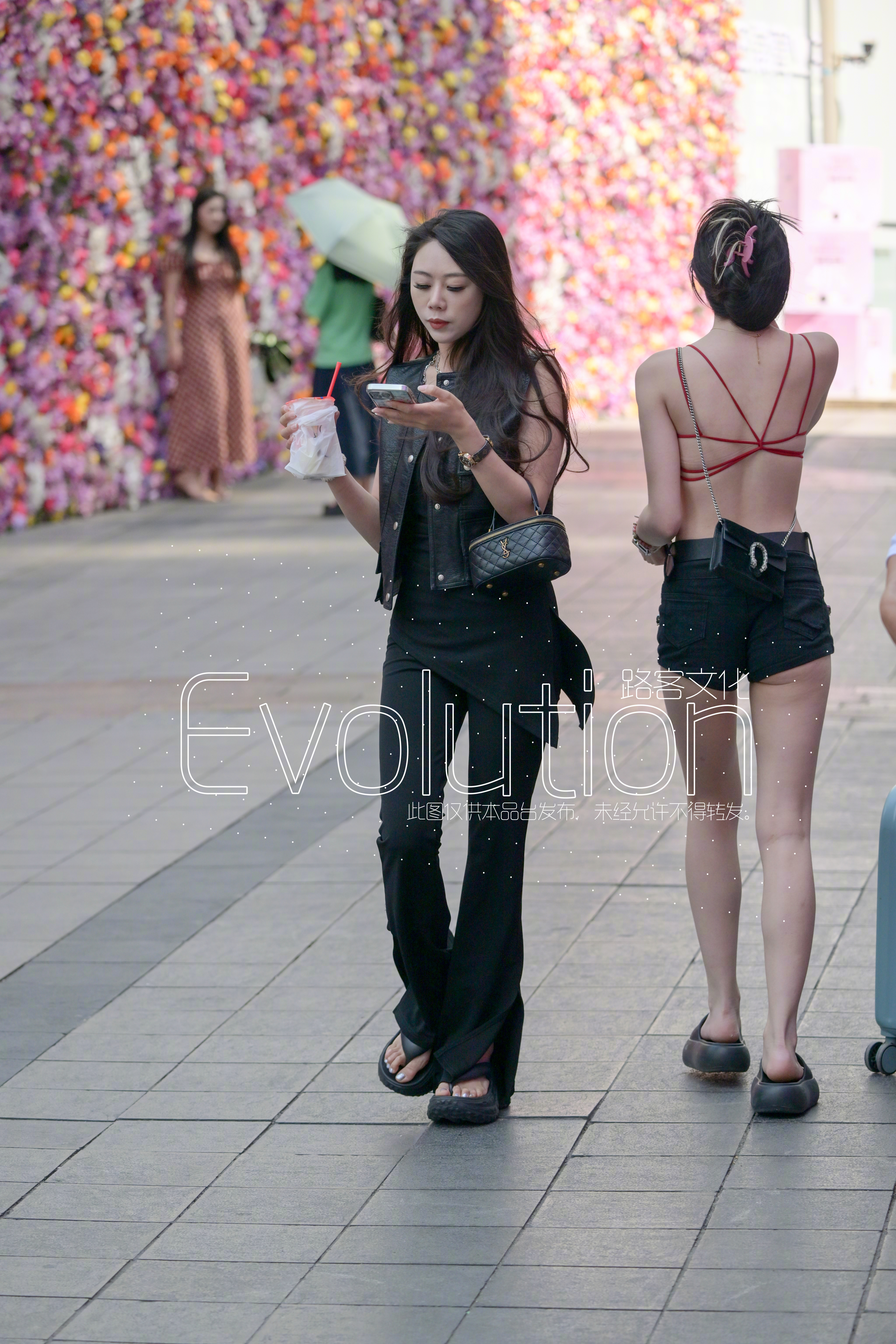 现代都市的穿搭密码：黑色经典与细节点缀。👗✨ ​​​