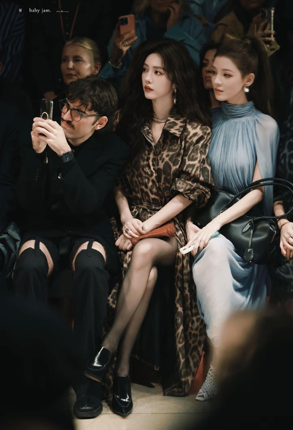 发丝轻扬，眼神似有星辰，她的美不带攻击性，却像冬日热奶茶般暖人心扉，把松弛与自信