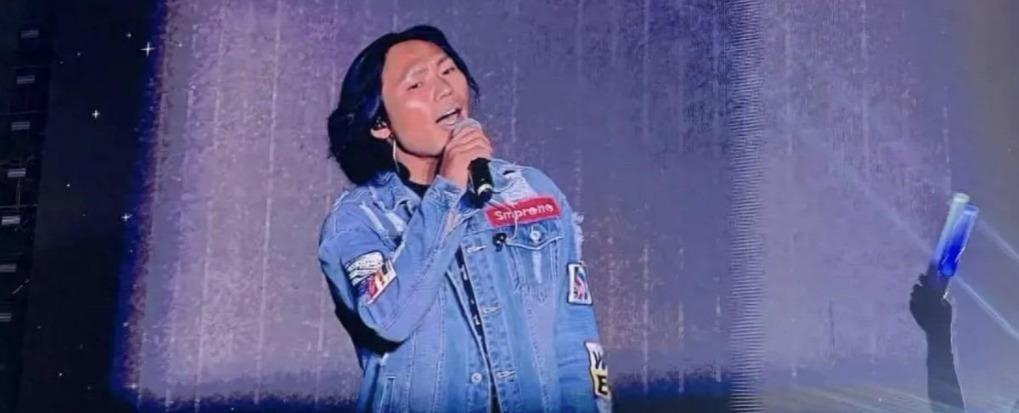 草根歌手侯浪临时救场连唱近20首，把李克勤迟到的两小时空窗硬生生唱成了三万人的大