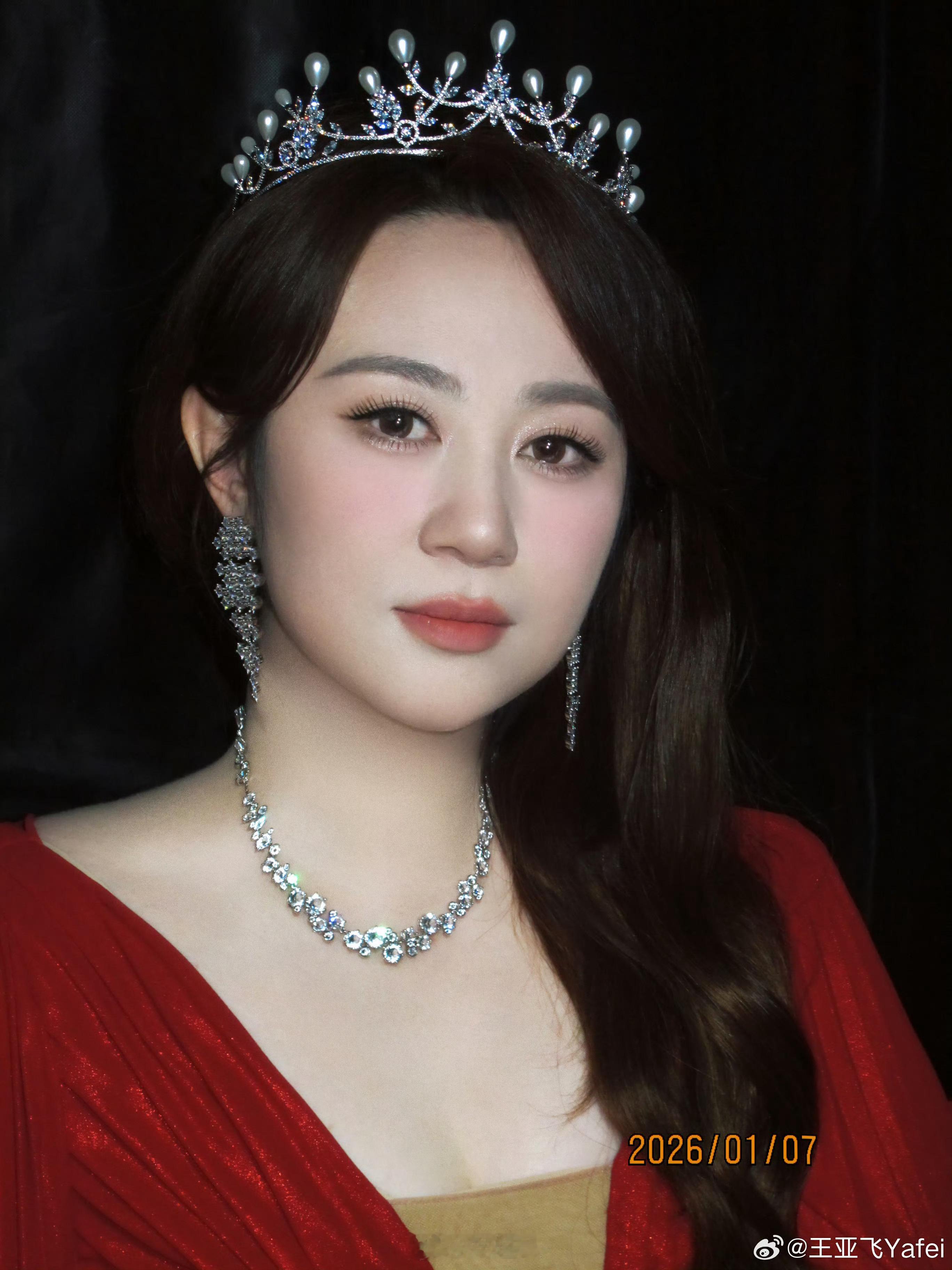 王亚飞给马丽化的新年红妆 好漂亮的女王丽