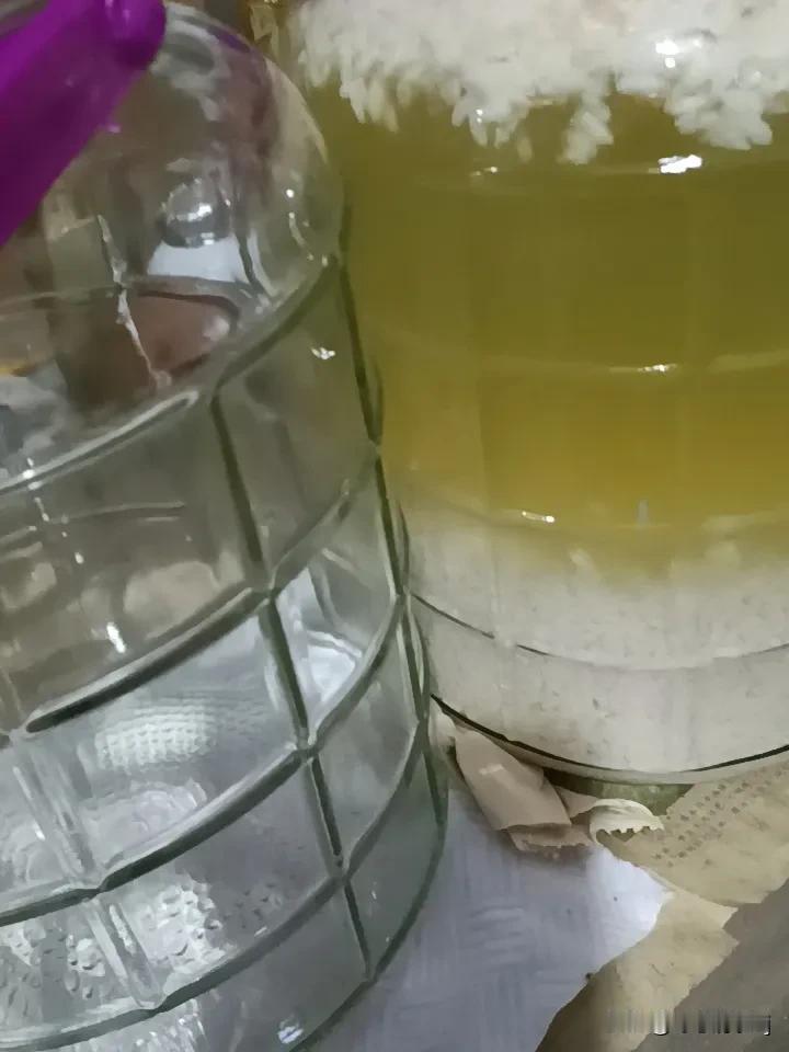 我也觉得餐后喝黄酒比较合适。空腹喝可能刺激肠胃，餐后半小时喝刚刚好。
喝黄酒方式