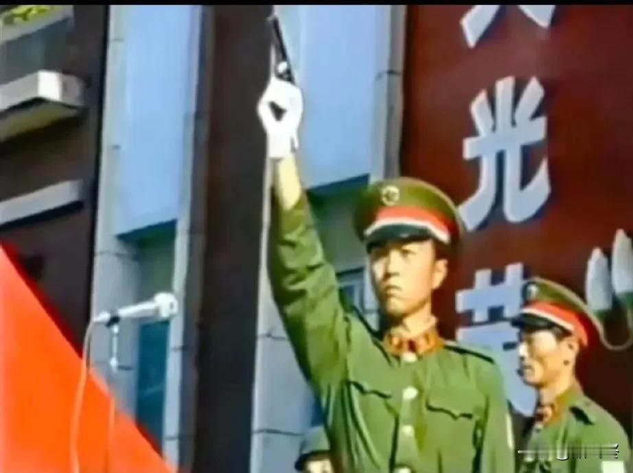 1988年5月，235团将要和兄弟部队换防，
临别之际，秦天向牺牲在老山的烈士们