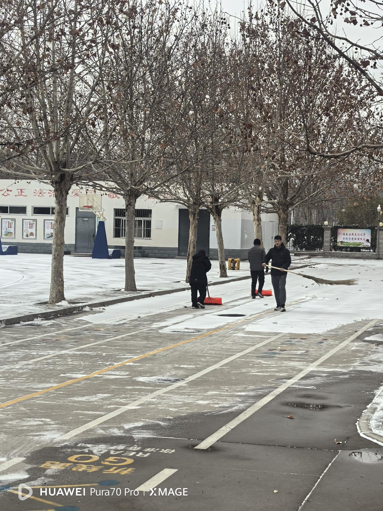 今天下起了小雪，下雪天吃火锅是不错的选择，到超市买了些新鲜的绿叶菜，家里还有肥牛