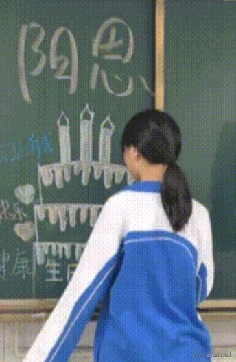 “太感人了！”广东的一名女生被全班同学“逼”上台擦黑板，委屈得想哭，但是拉开黑板