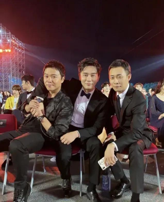 三位著名演员同框，你最喜欢谁！反正我最喜欢李晨，李晨最帅。[赞][赞][赞]#娱