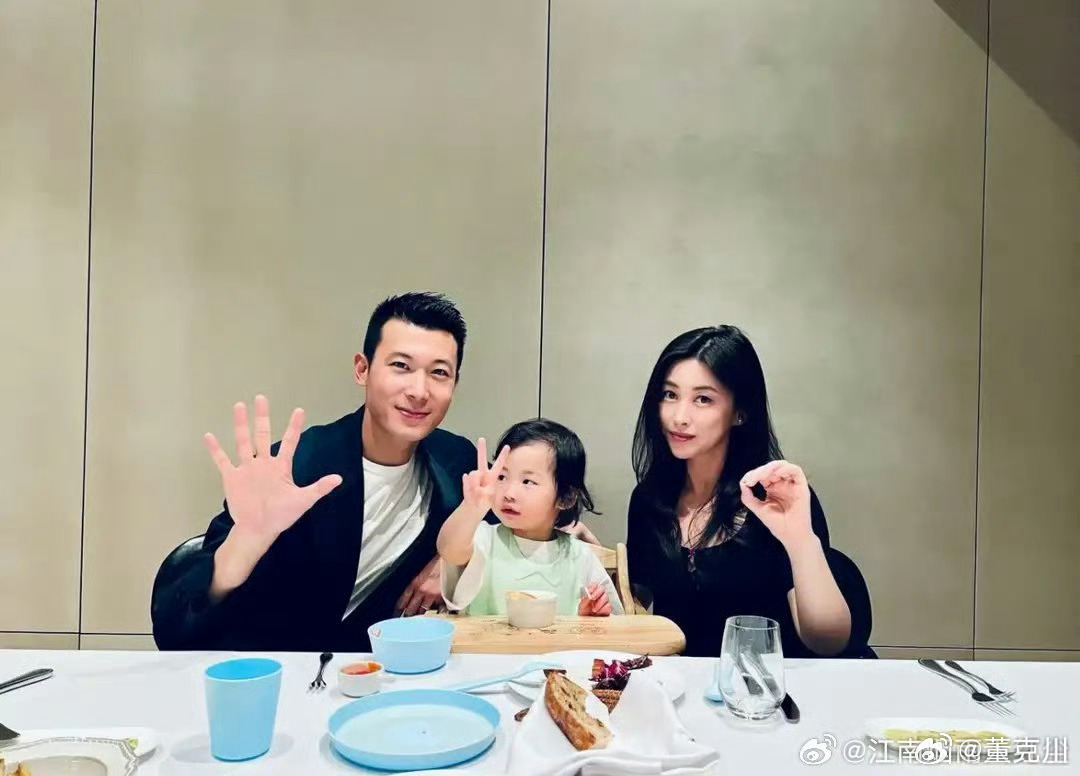 朱珠一家三口同框朱珠庆祝结婚五周年结婚就5年了，真的好快 