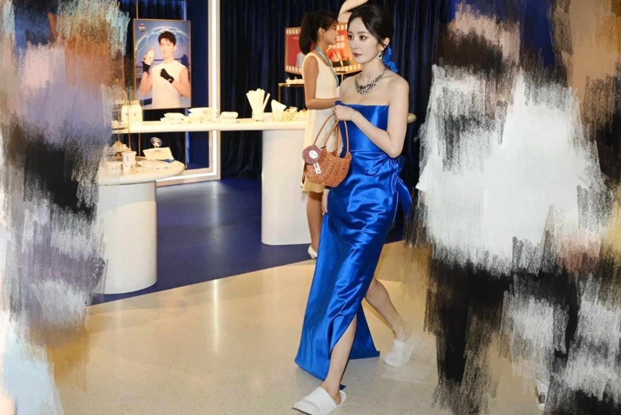 比例好就是可以这么肆无忌惮[憧憬]又捡到一张美女生图 ​​​