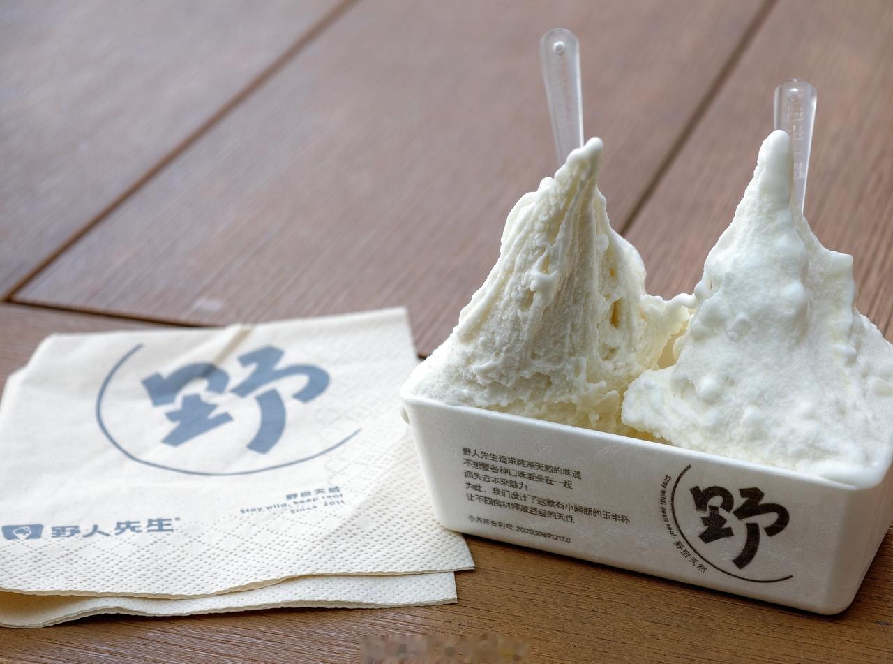 昨天还被冷风吹得缩脖子，今天就热得出来炫冰激凌了。上海春天的气温跟渣男的嘘寒问暖