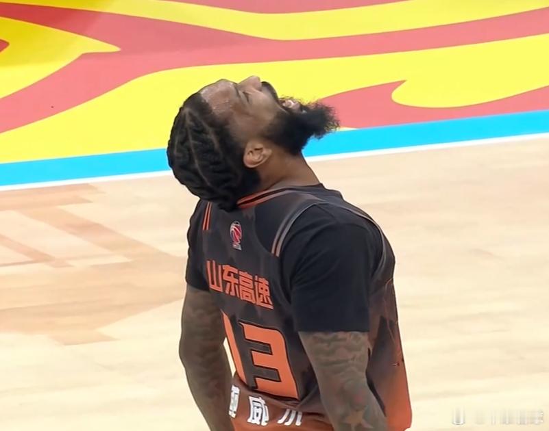 山东男篮这第一节打得很棒，鲍威尔几乎压哨三分，陈林坚和珀赛尔也有三分，反观新疆，