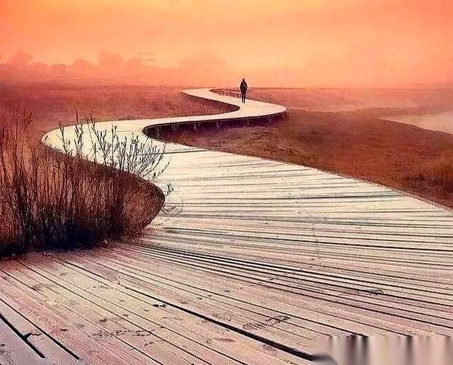 最怕的不是领导骂你。
是领导一脸诚恳地凑过来，拍着你肩膀，跟你聊业务、聊技术。