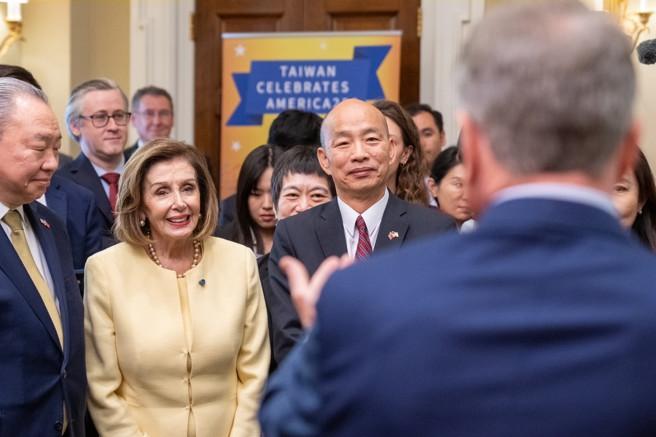 韩国瑜这回访美，哪是什么“国际交流”，分明是拿老百姓的血汗钱去换了一张“赴美领奖