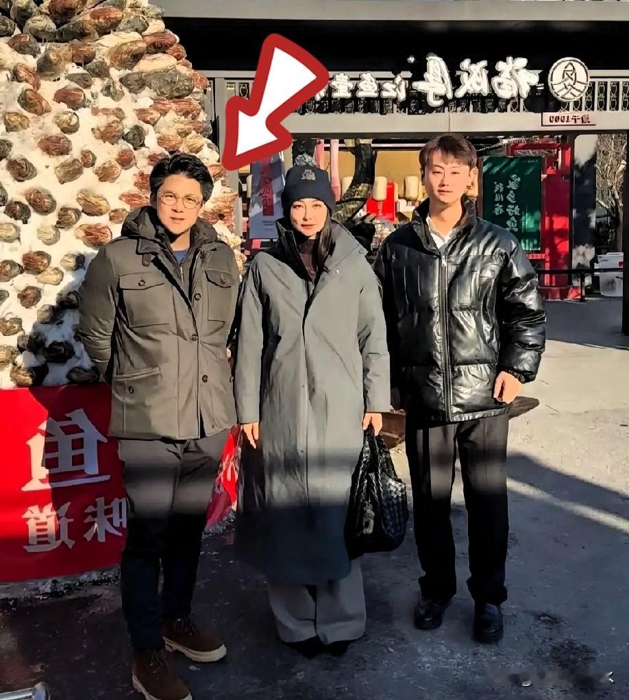 这照片真是要把人笑疯！

霍启刚这辈子估计没受过这种“委屈”。

好好的豪门贵公