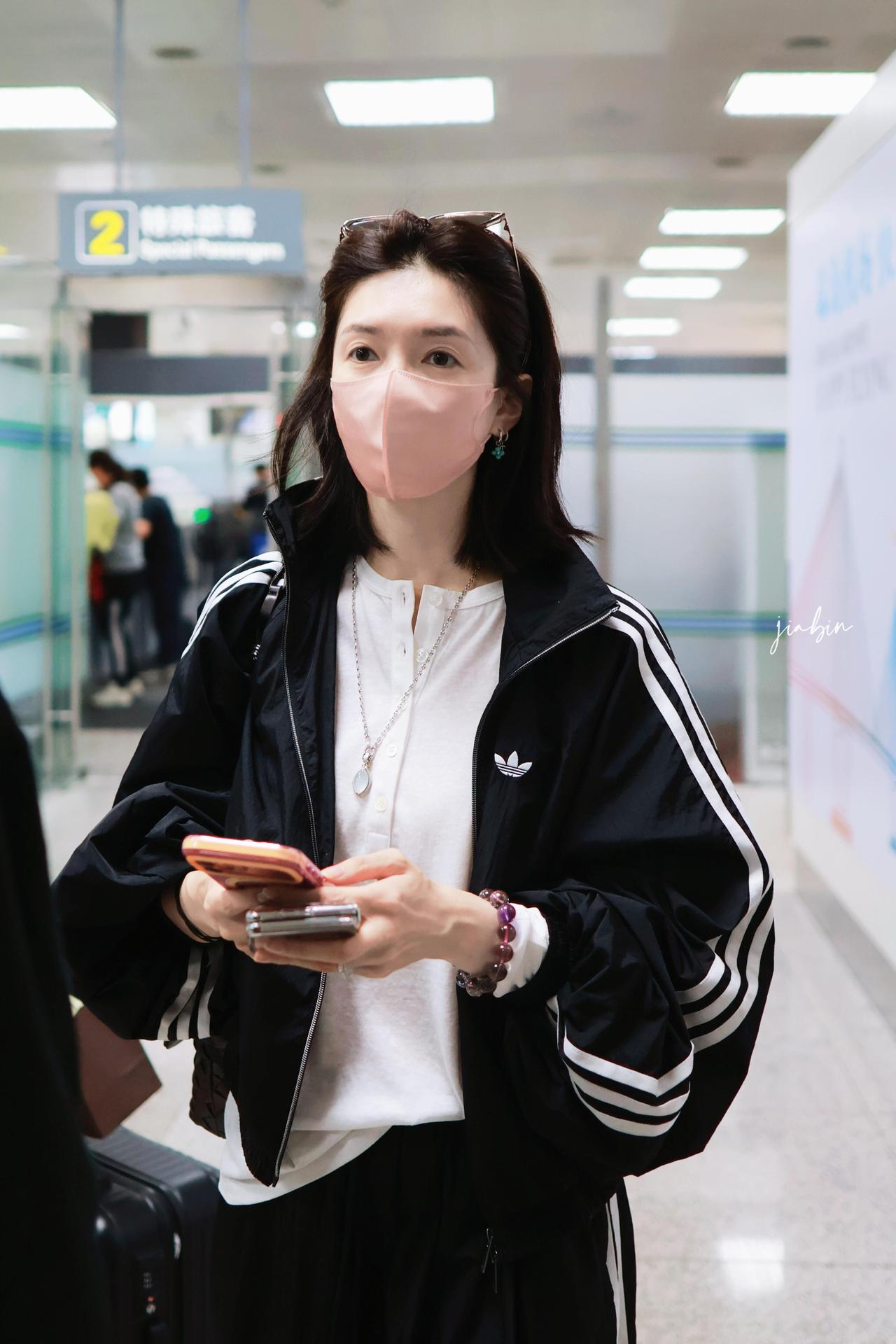 江疏影街拍，一身黑色蛮帅气！
她身穿黑色运动套装，廓形外套搭配同系列长裤，利落又