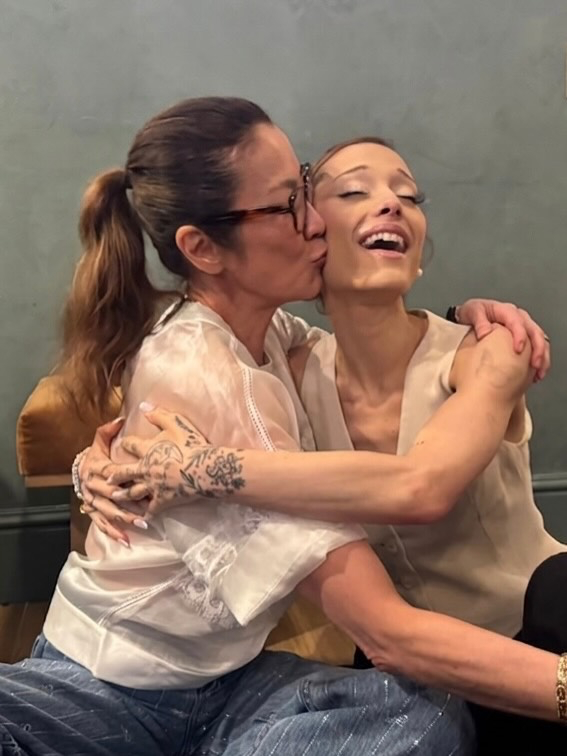 杨紫琼 Michelle Yeoh 现身 Ariana Grande 演唱会，并