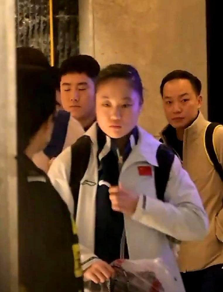 王曼昱到重庆备战，跟了她多年的体能教练孙奇没露面。
 
同行的队友都裹着外套，她