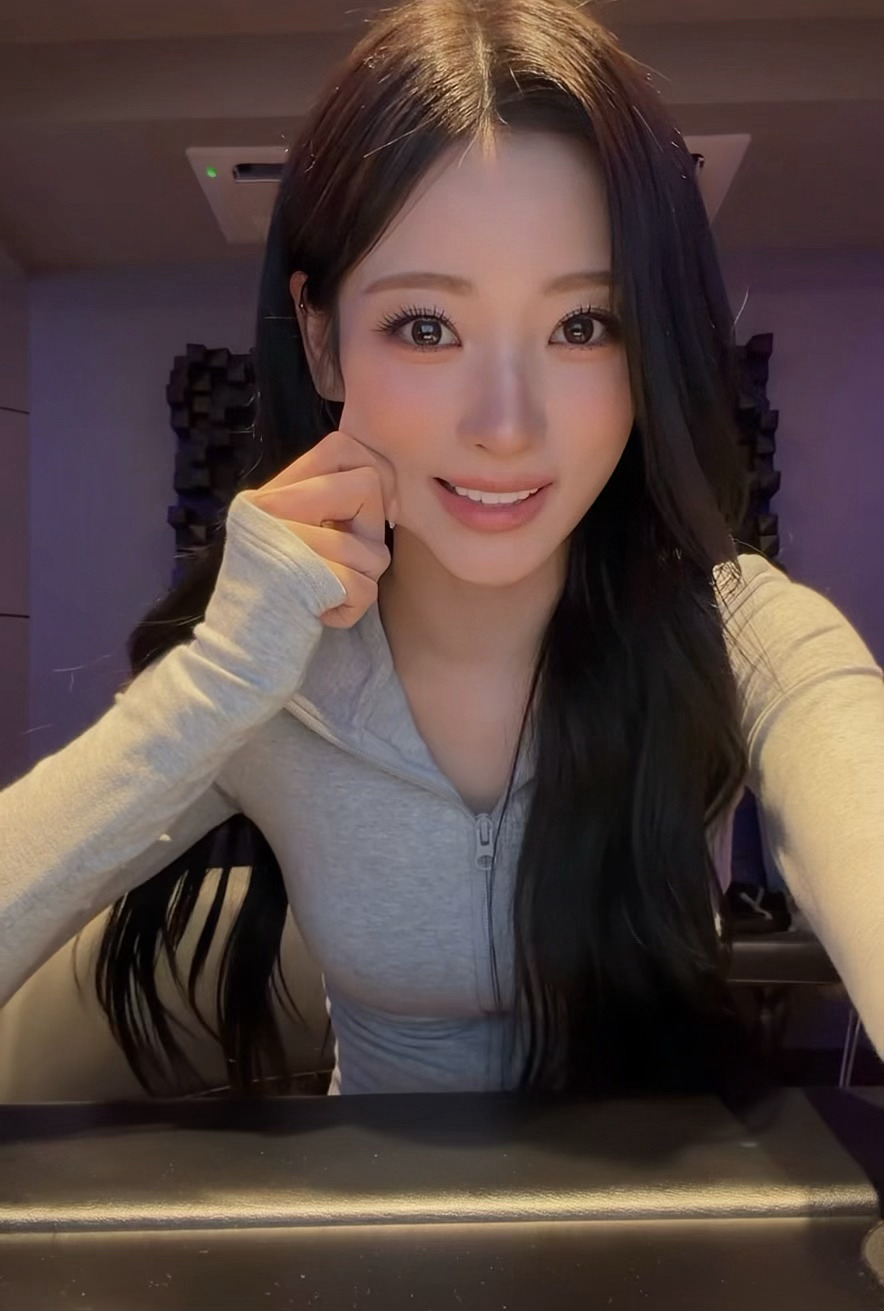 好想捏她小脸然后把她一口吃掉呀 