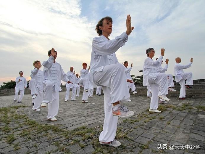 传统养生功法：慢节奏里的全身协调

这类运动看似“慢”，但对核心力量、平衡能力和