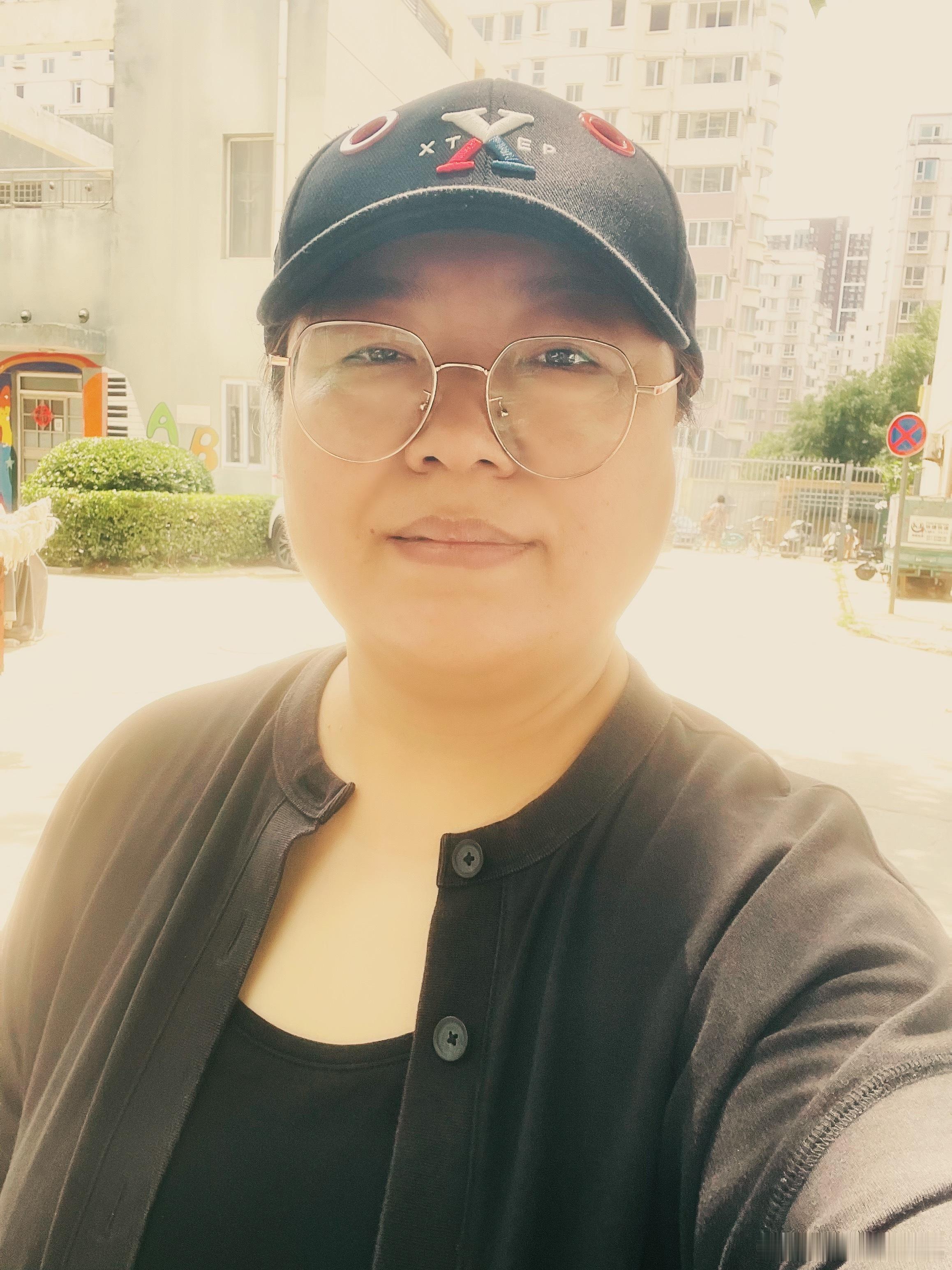 在家里穿一个跨栏背心，不穿内衣，大短裤，出门买面条，也懒得换衣服，运动短裤是可以