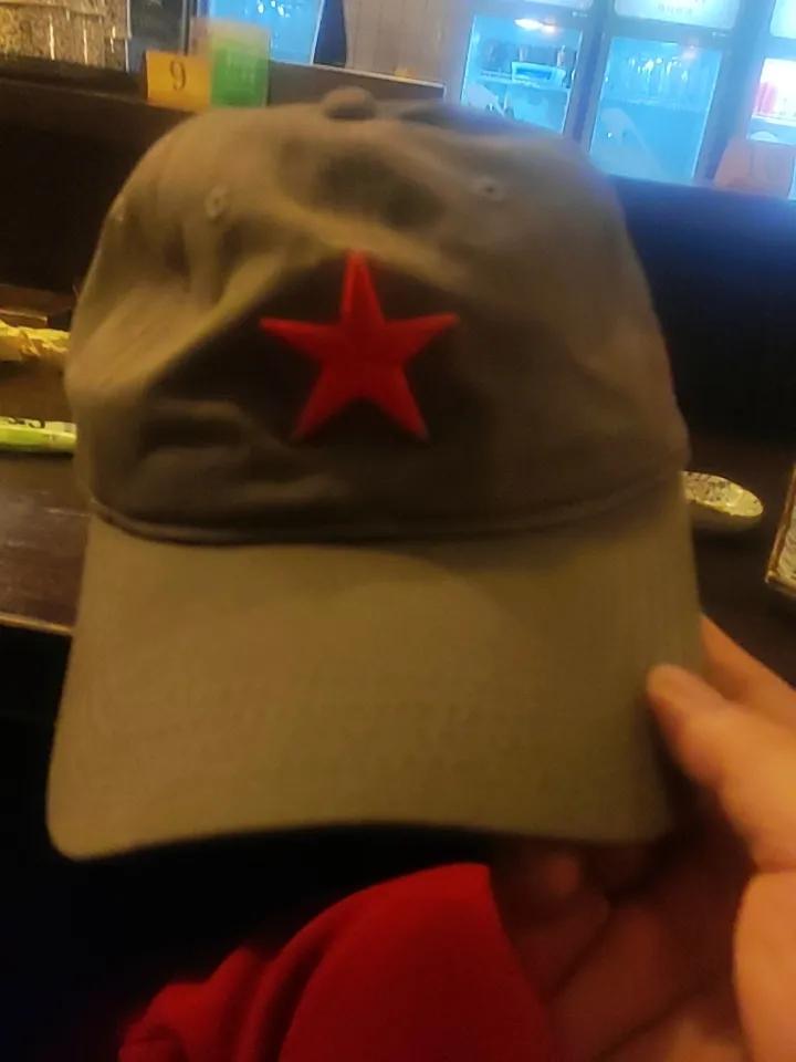 昨天去一家老饭店吃饭，席间有一位食客见我戴了一顶这样的帽子，说我像日本人，开言欲