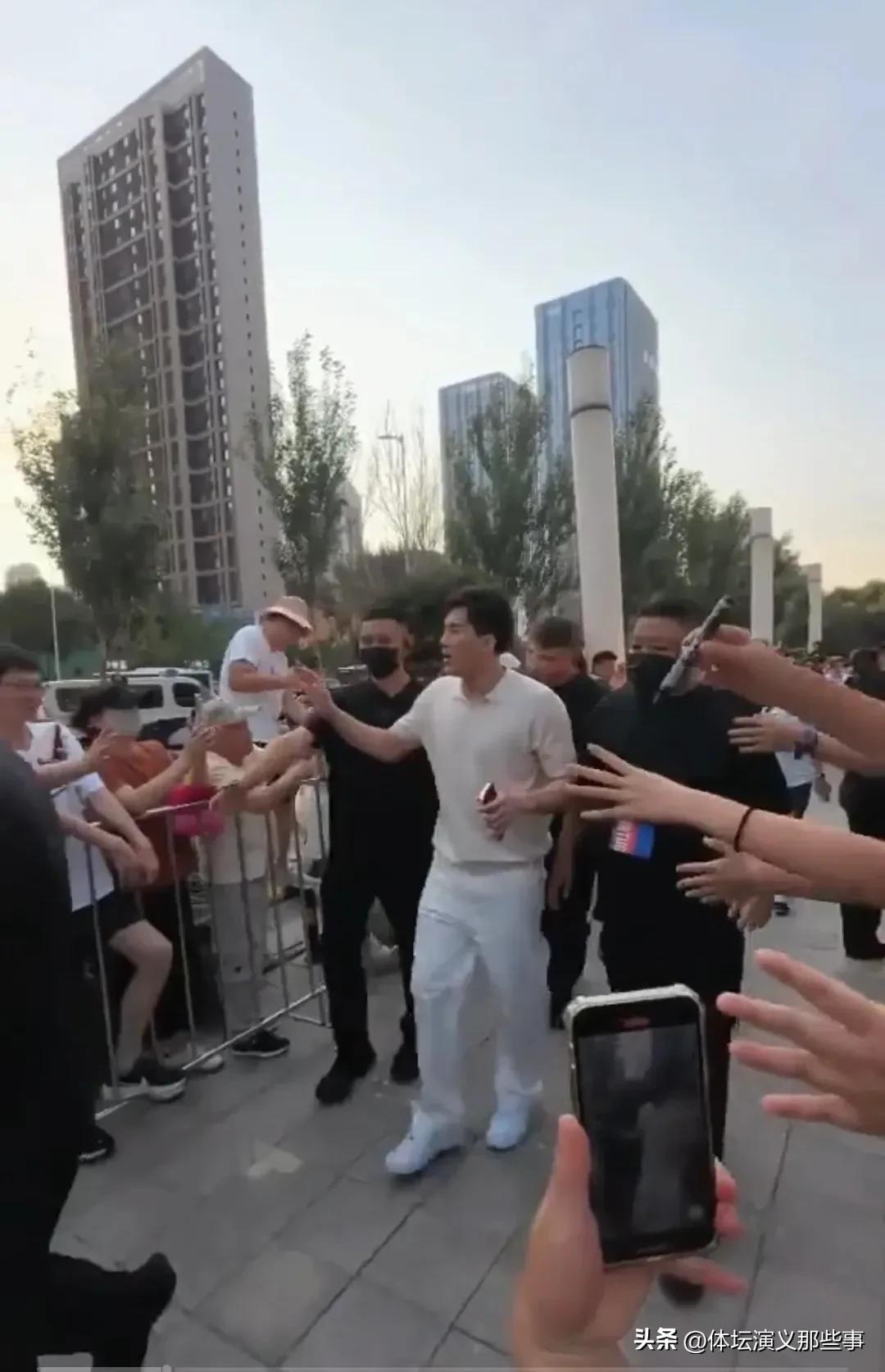 郭艾伦虽然离开辽篮已经两个赛季了，但在辽篮大本营沈阳不管是知名度还是球迷心中的地