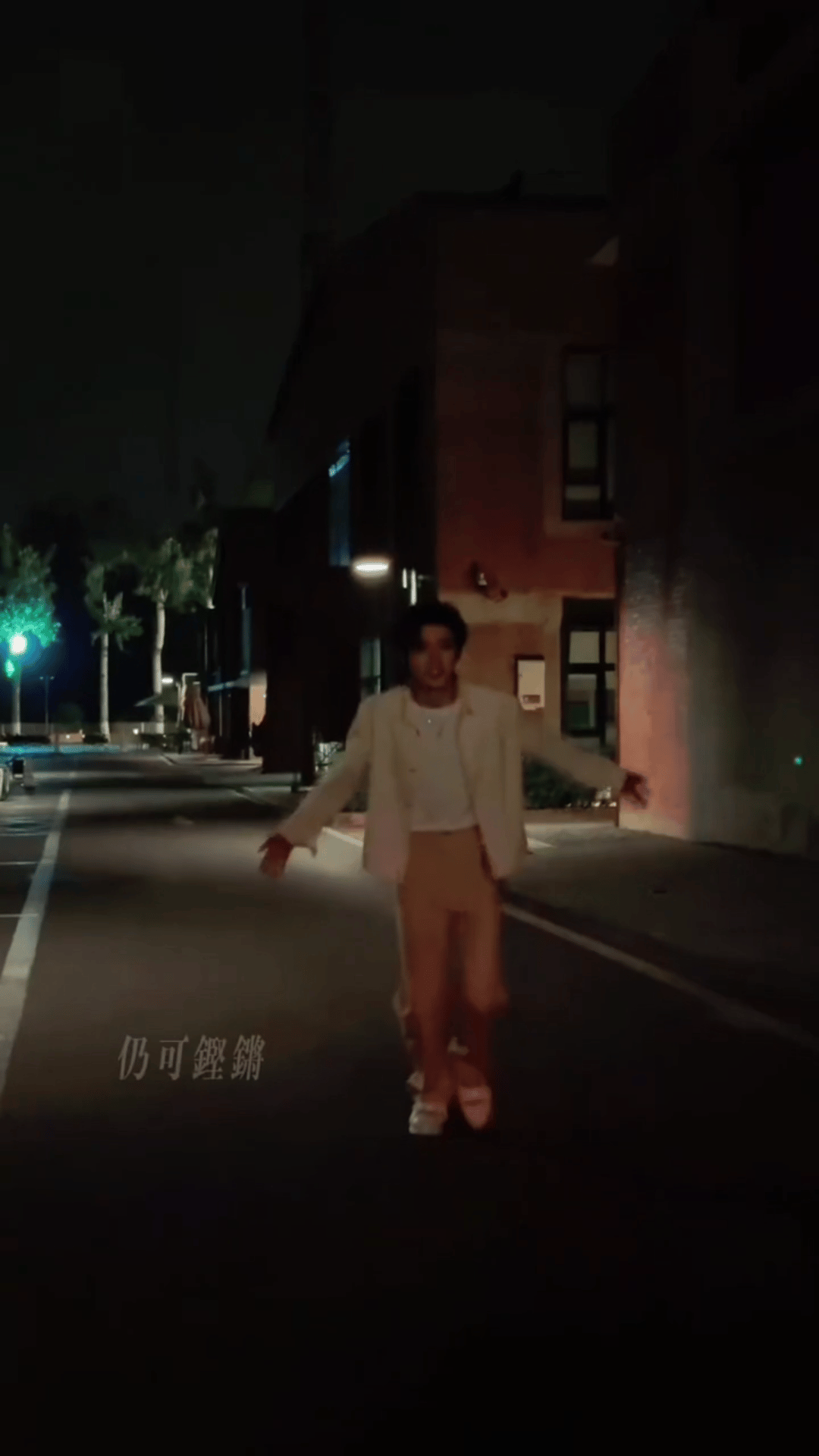 照片拍得很帅，结果一动起来完全暴露这是个小女孩