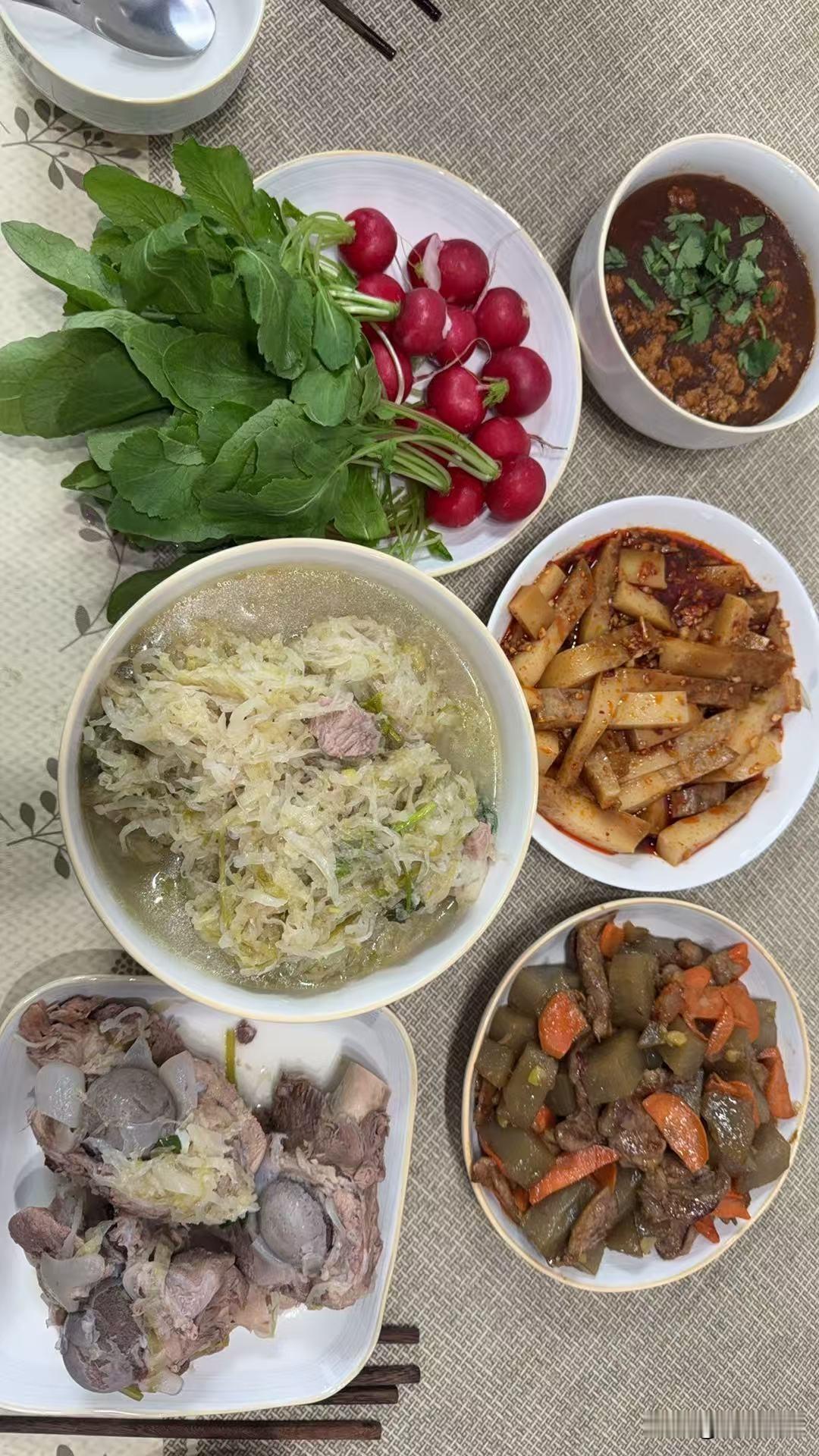 闺女做好了饭，让我看看。问我吃没吃。我昨天包的饺子剩了一点面，做了一块饼。一个人