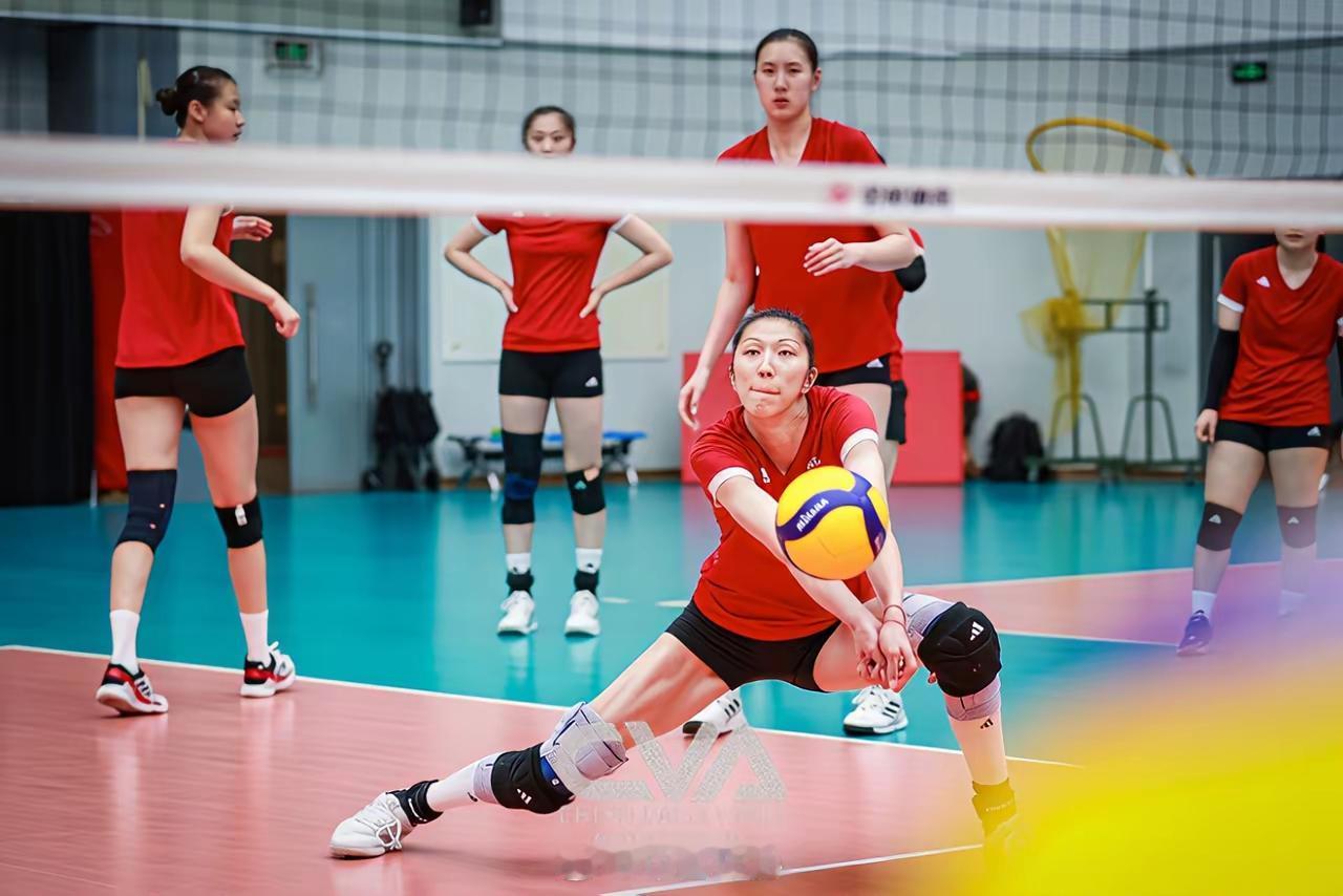 不是吴梦洁非要挑战谁谁谁，而是李盈莹确实处在一个挺尴尬的位置！

一年多未摸球的