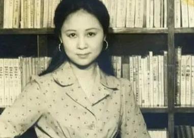 21岁时，琼瑶结婚了，丈夫叫庆筠。他们都是文学青年，都在拼命写小说。庆筠看不起琼