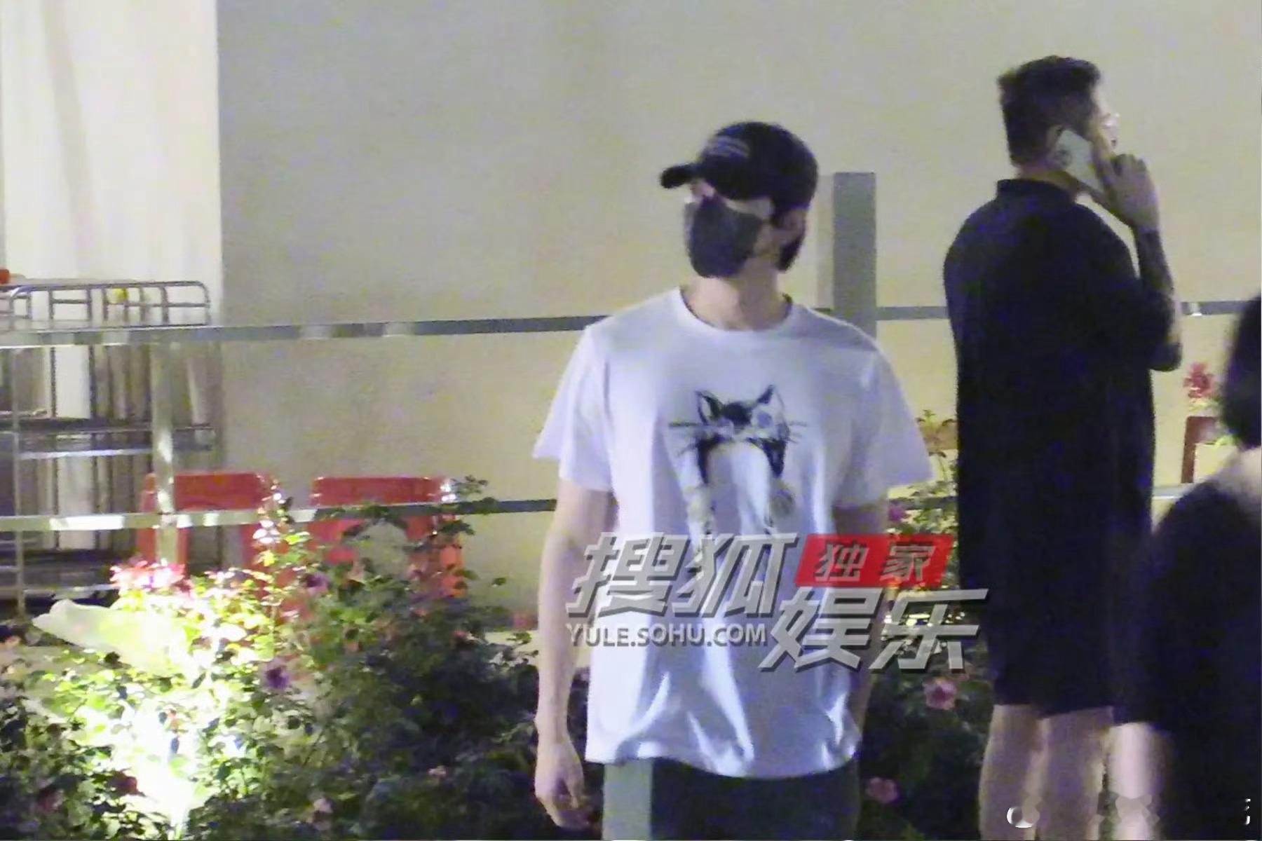 林一和好友聚餐吃火锅林一与好友聚餐林一和好友聚餐吃火锅，穿了一个简单的短袖，在人