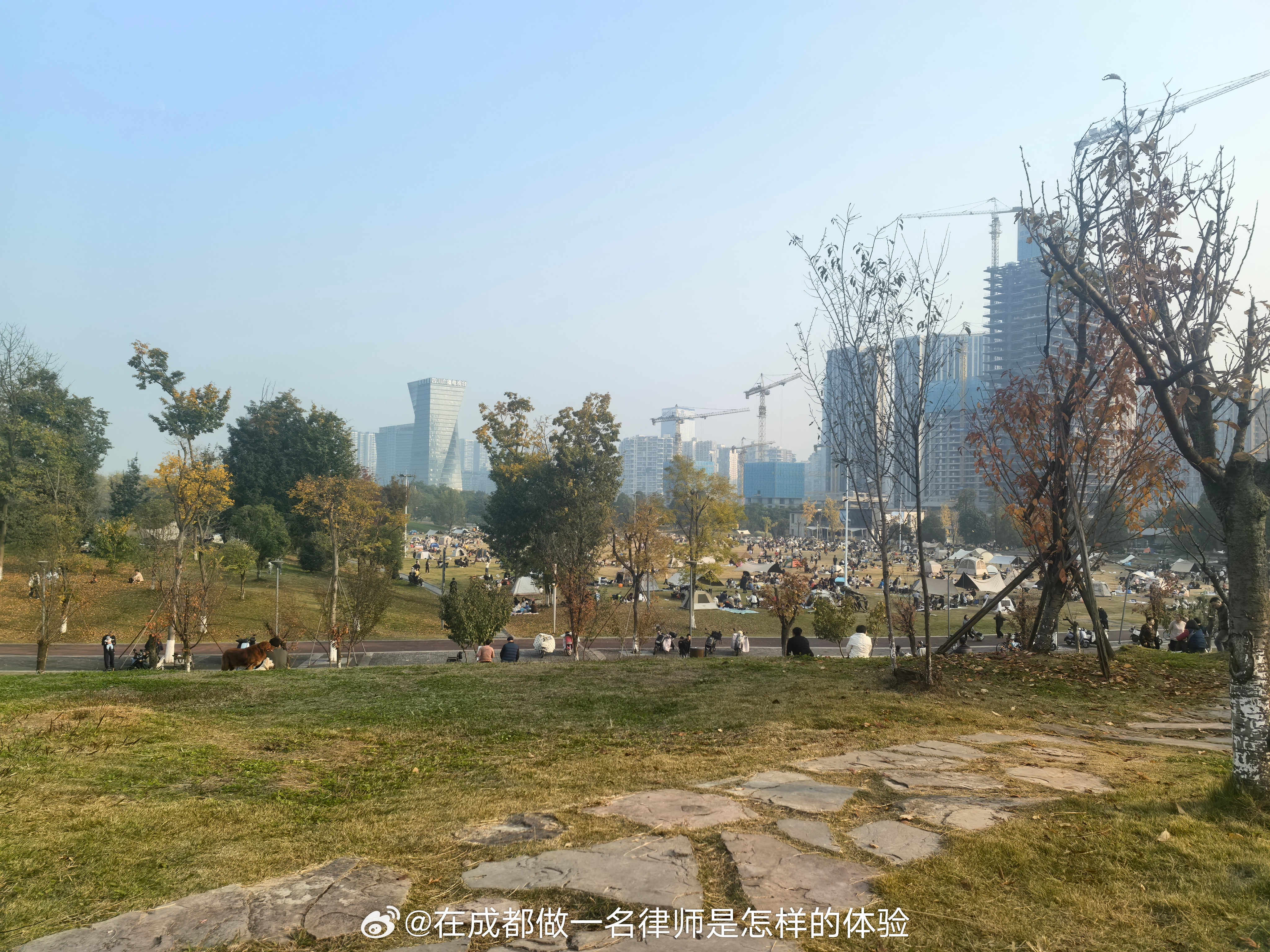 前所同事找我合作一个案件，涉及到：如何区分挂靠与转包，在转包情形下总包单位是否可